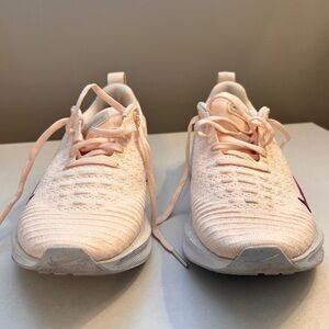 Light Pink Athletic Sneakers ni